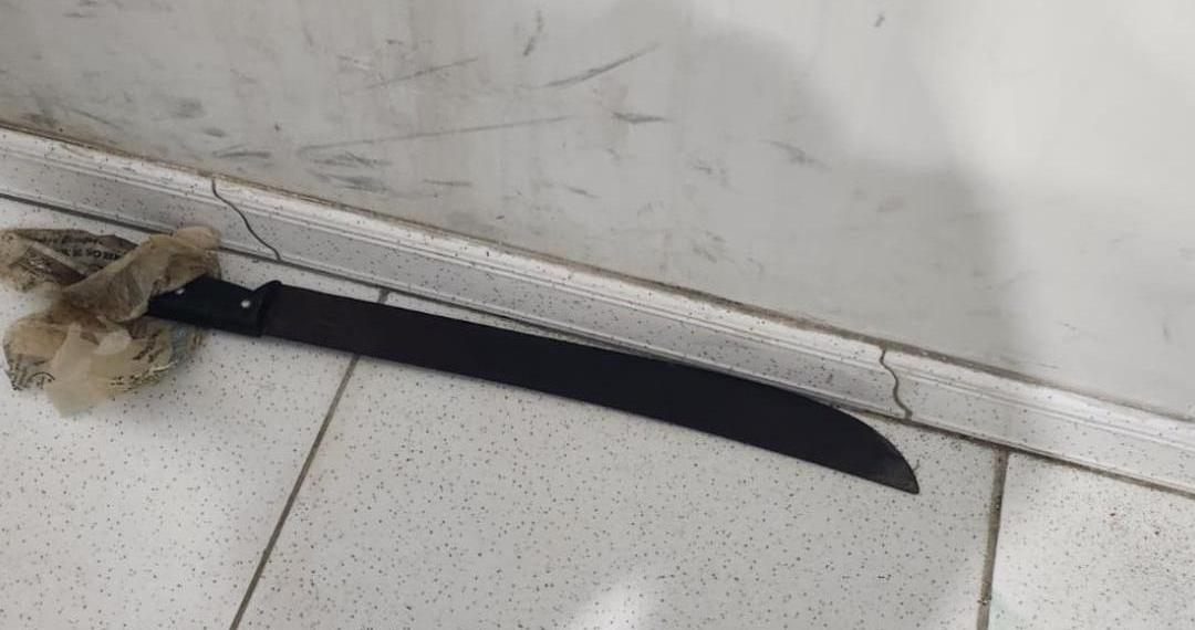 Homem de 60 anos é morto a golpe de facão. Suspeito foi preso em flagrante