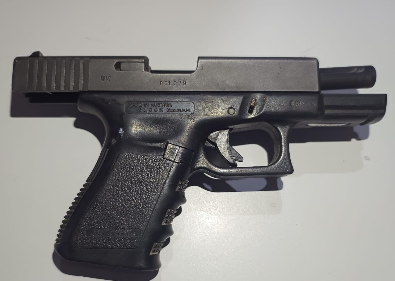 Homem é preso com pistola após fugir da PM e invadir casas em Cansanção