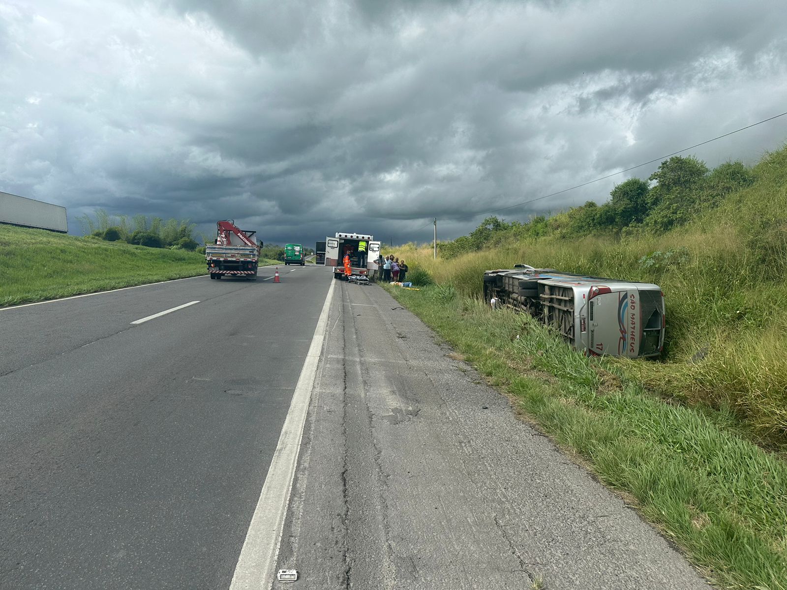 Ônibus que saiu de Monte Santo tomba e deixa seis feridos na BR-324