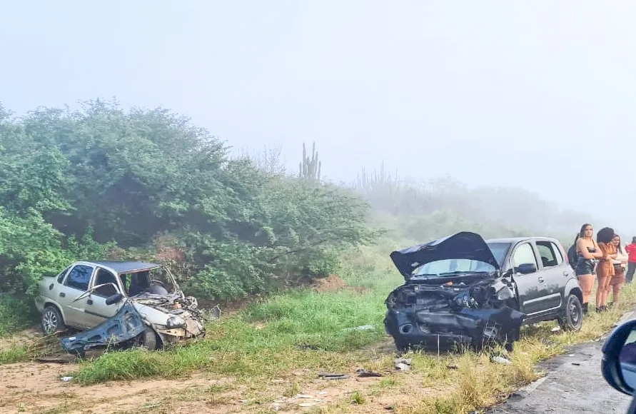 Acidente entre três carros deixa seis feridos na BA-120