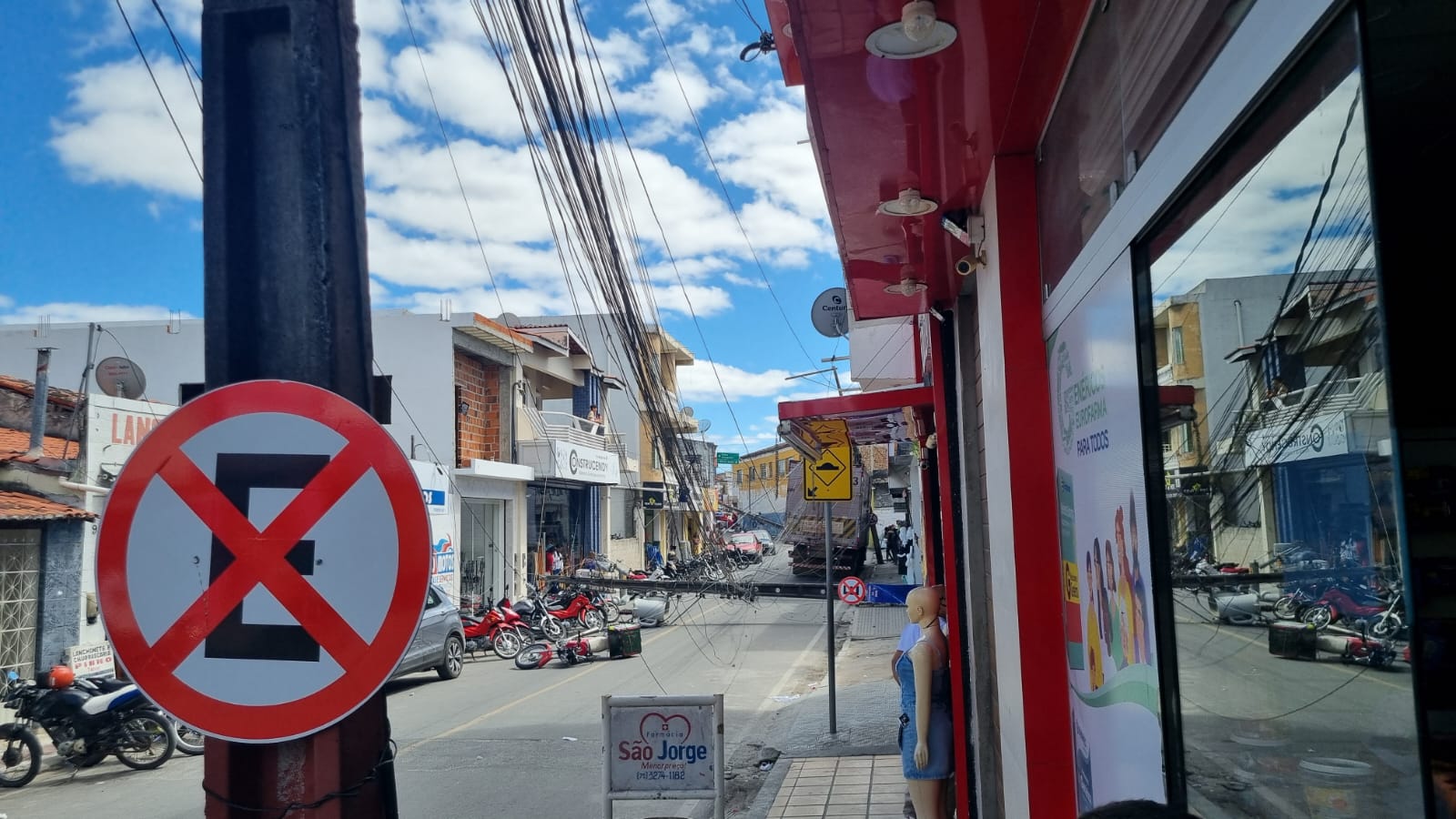 Três postes são arrastados por caminhão em Cansanção e cidade fica sem energia