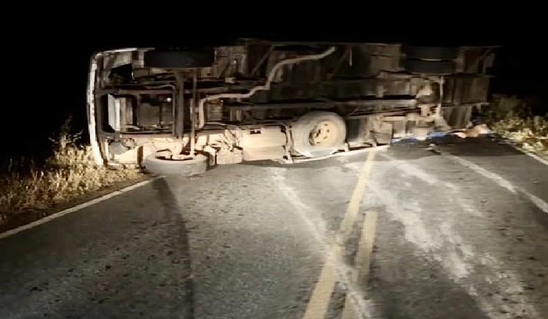 Caminhão tomba na BA-120, entre Santaluz e Queimadas