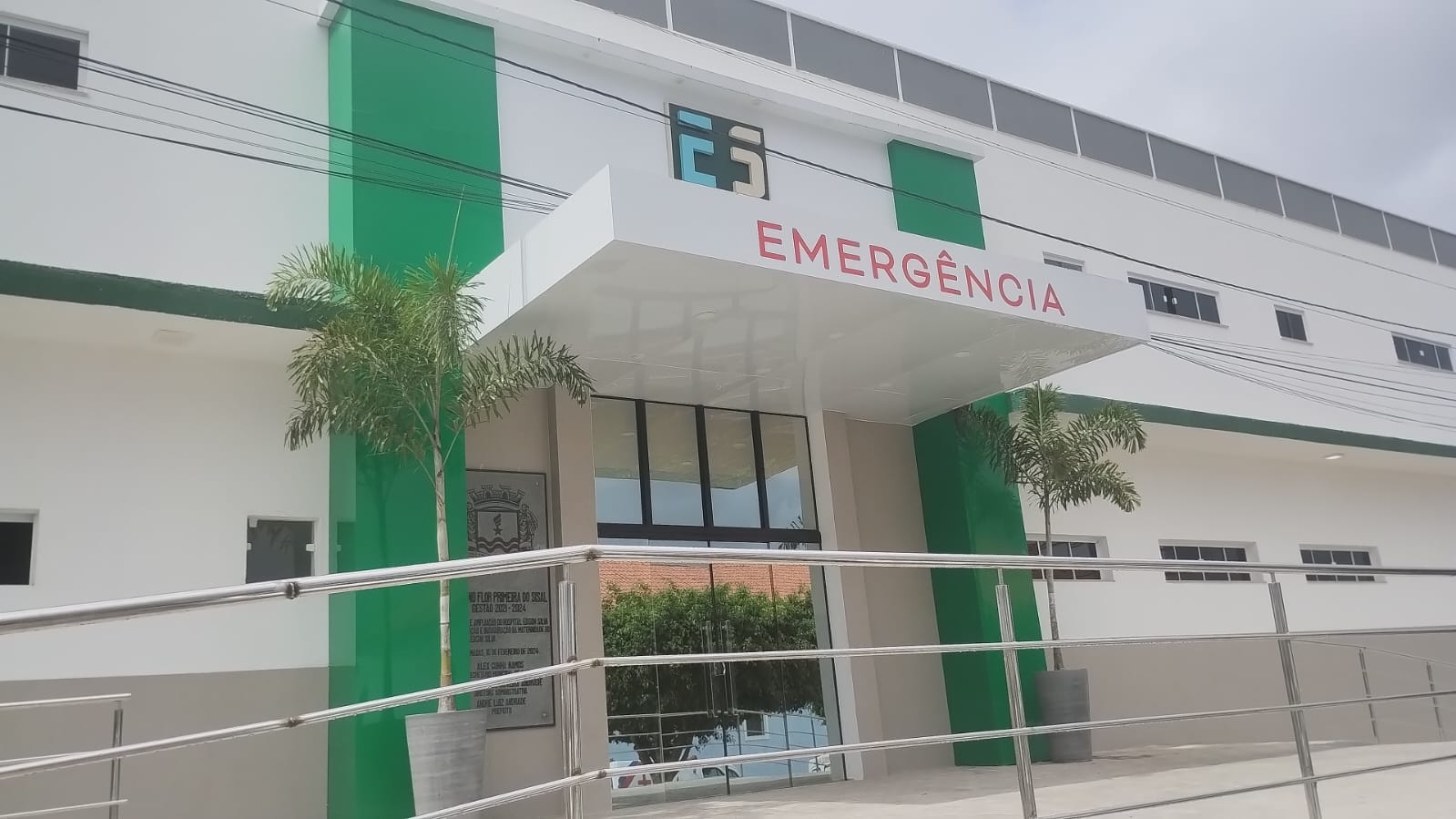 Homem e idosa ficam feridos após acidente entre carro e moto na BA-120, em Queimadas