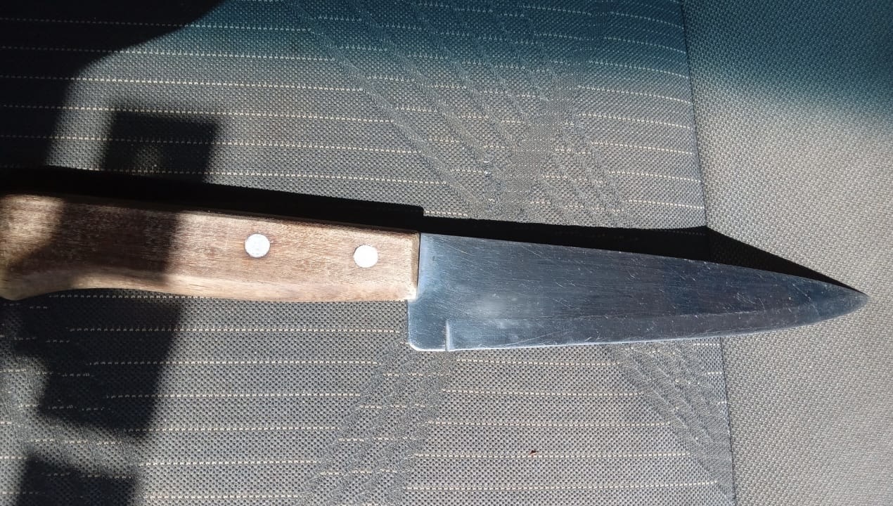 Mulher é presa após esfaquear o irmão em Queimadas