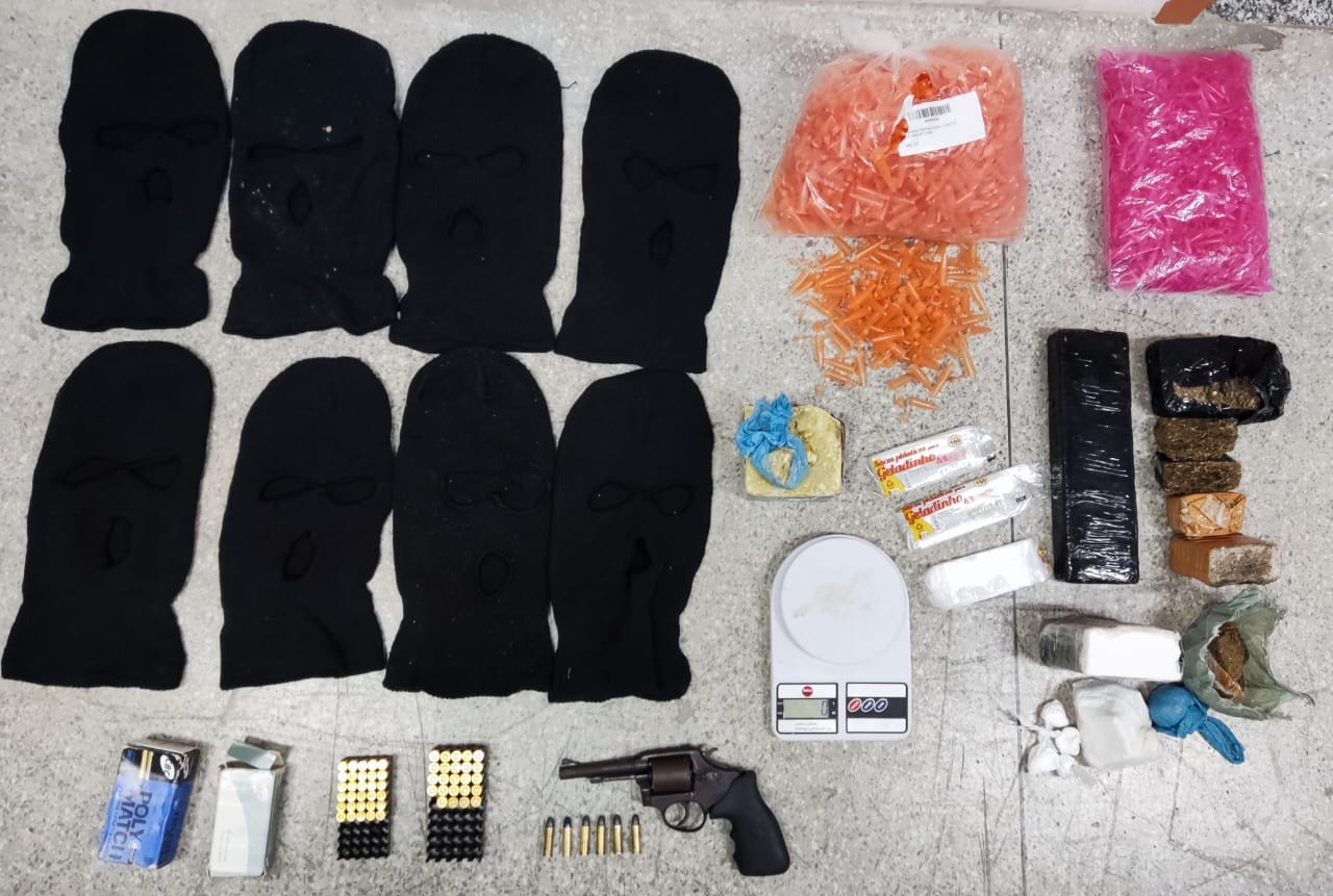 Dois são presos com armas, drogas e toucas ninjas em Senhor do Bonfim