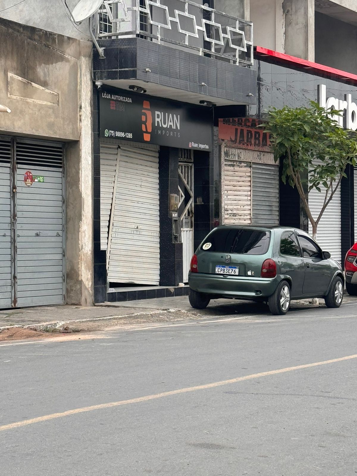 Homem invade loja, leva joias e acaba fotografado em Cansanção