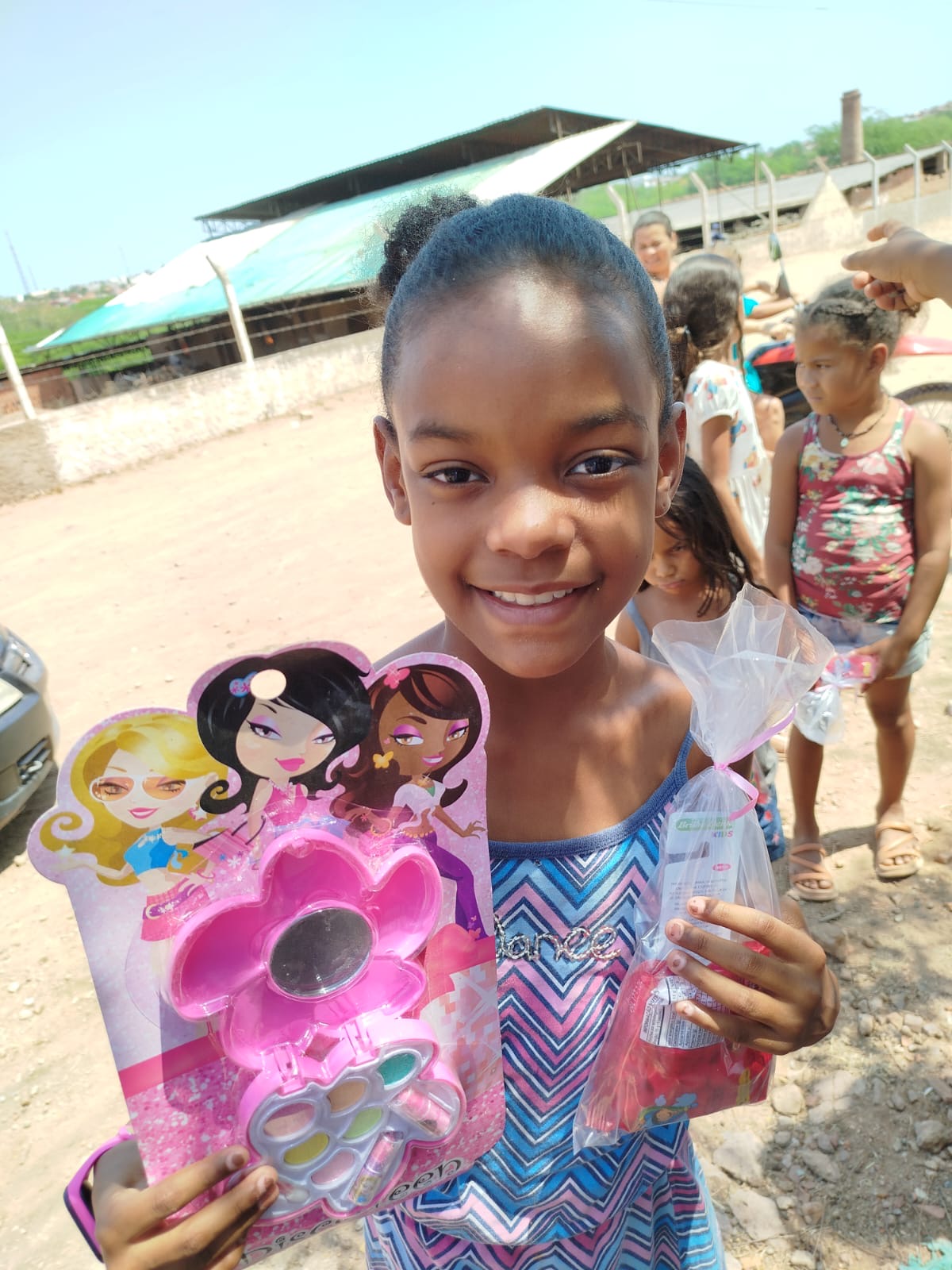 Atitude! Empresário doa brinquedos para crianças em Queimadas