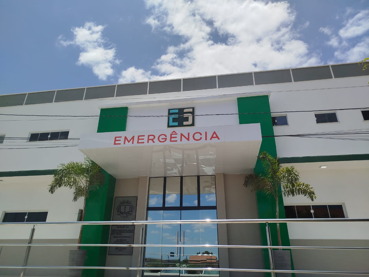 Jovem sofre fratura após acidente entre moto e carro em Queimadas