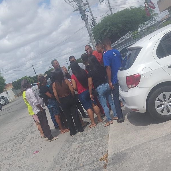 Cadê a água? Grupo faz manifestação contra a Embasa, em Cansanção