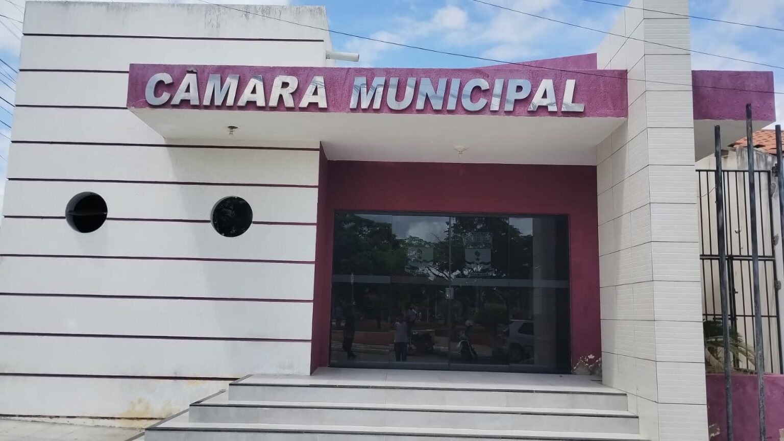 Vereadores de Queimadas aprovam aumento de 26% nos salários, em votação relâmpago