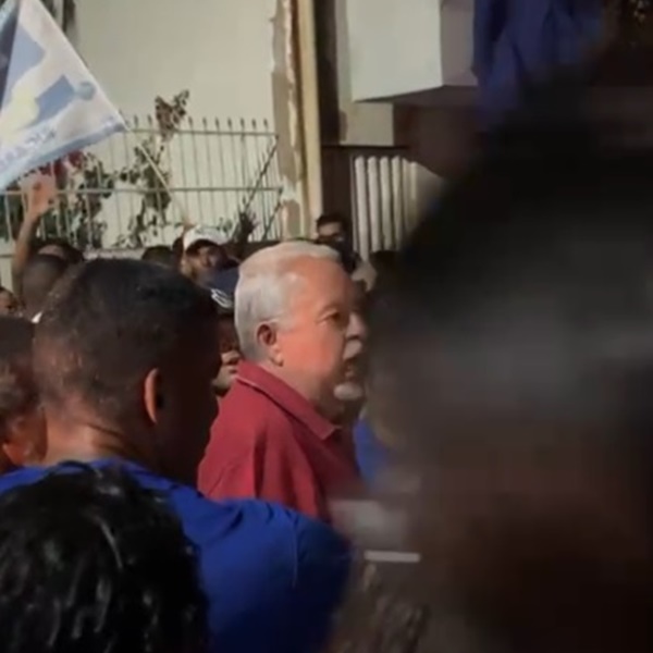 Prefeito de Queimadas é acuado por multidão adversária e se revolta; assista