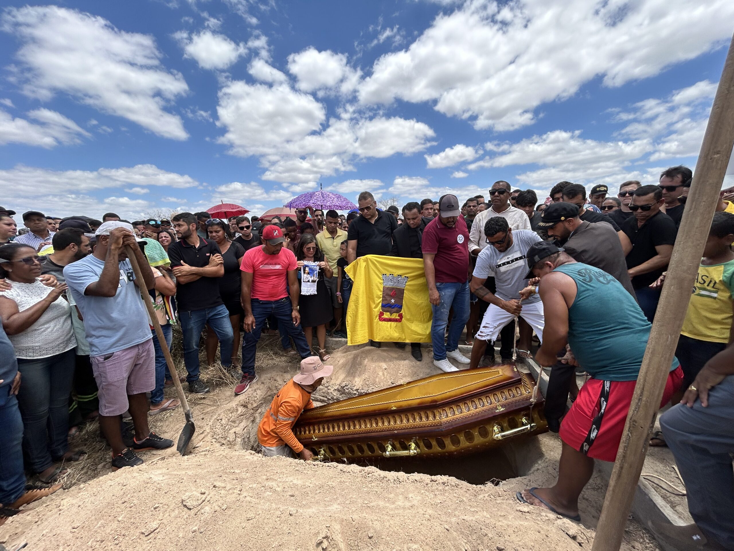 Corpo de Ariel é enterrado sob comoção em Queimadas; veja como foi