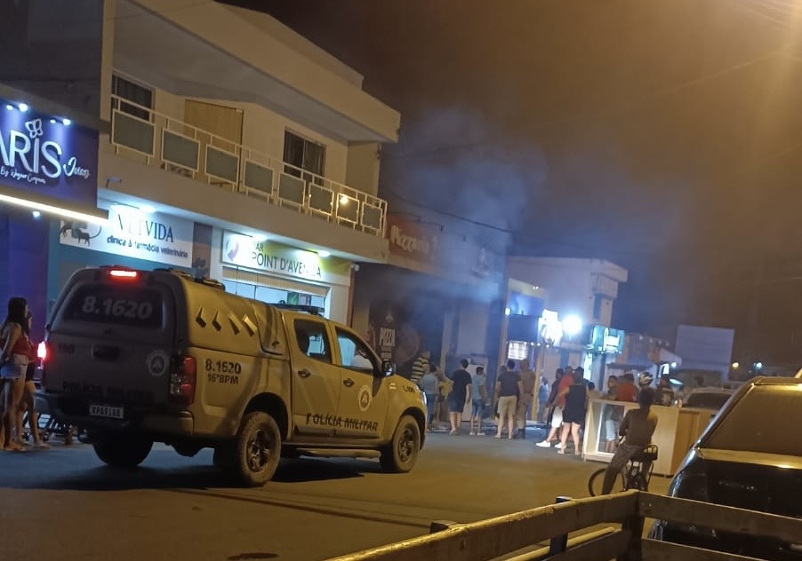 Incêndio atinge pizzaria em Cansanção e populares ajudam a combater as chamas