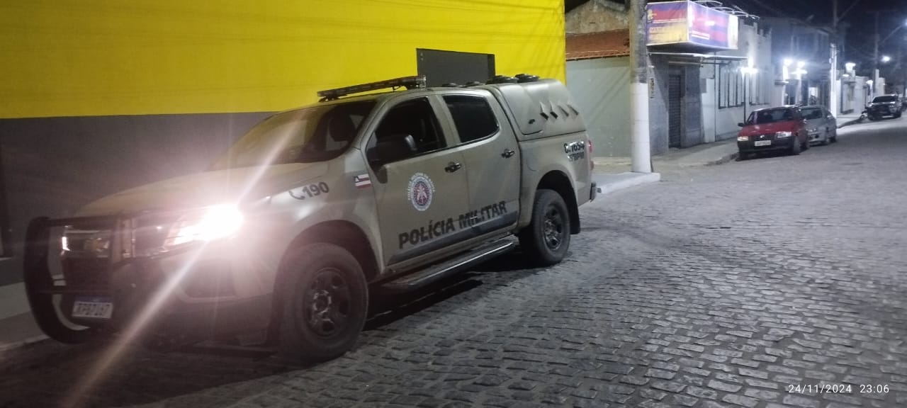 Não estava só! Homem danifica hotel em Queimadas, desacata PMs e tenta quebrar tudo em delegacia