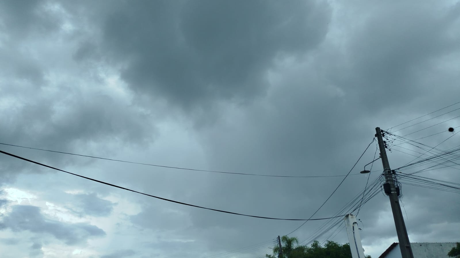 Chuva cai em Queimadas e alivia calor; veja vídeos