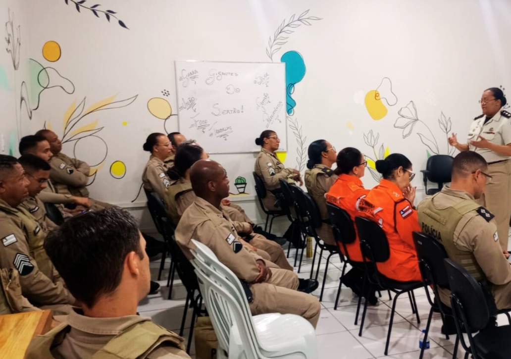 Major faz roda de conversa com PMs de Serrinha para tratar sobre feminicídio