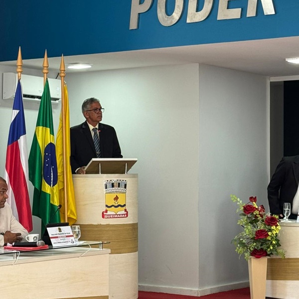 Valmir toma posse como vereador de Queimadas e homenageia Ariel: ‘É duro estar aqui’