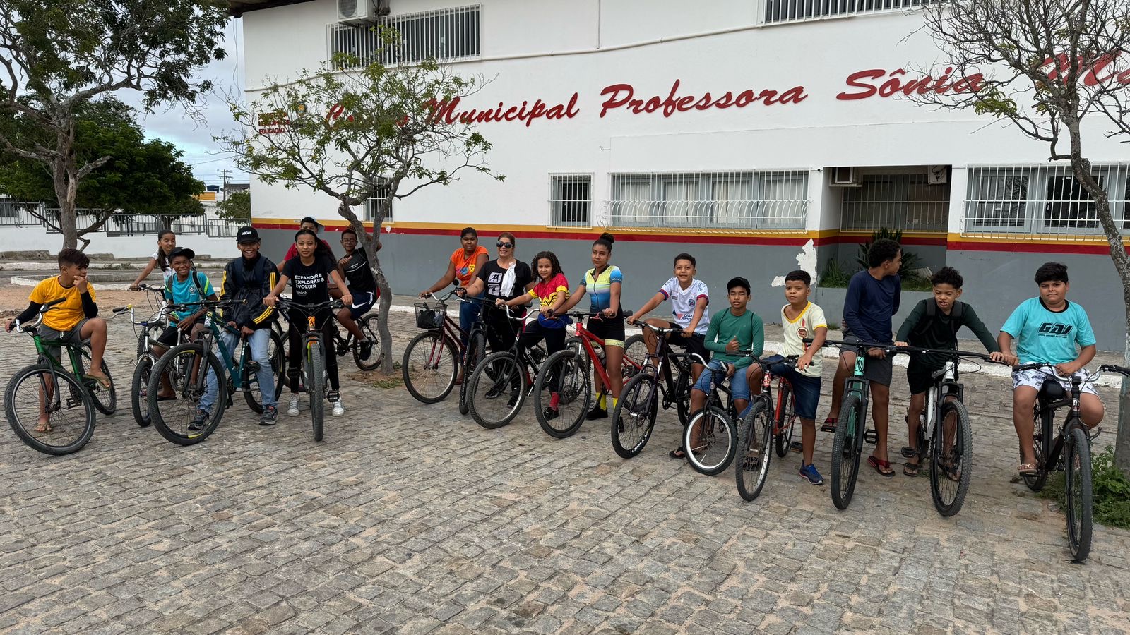 Professores e alunos realizam passeio ciclístico em Queimadas