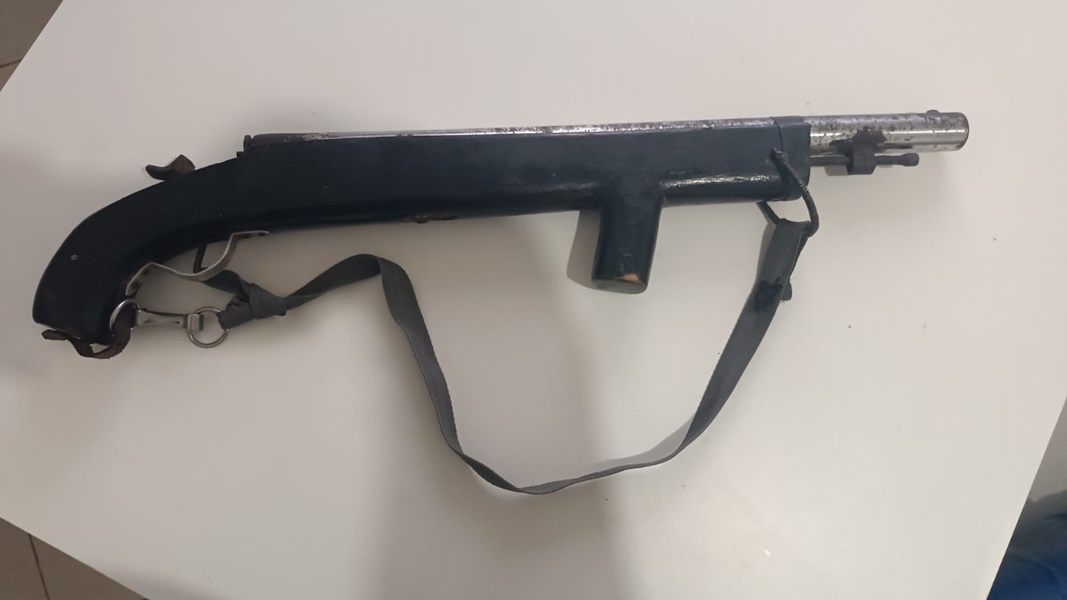 Homem que tinha arma em casa deixa RG para trás ao ver a PM, em Queimadas