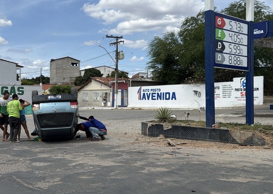 Idoso fica ferido após capotar carro que dirigia, em Queimadas