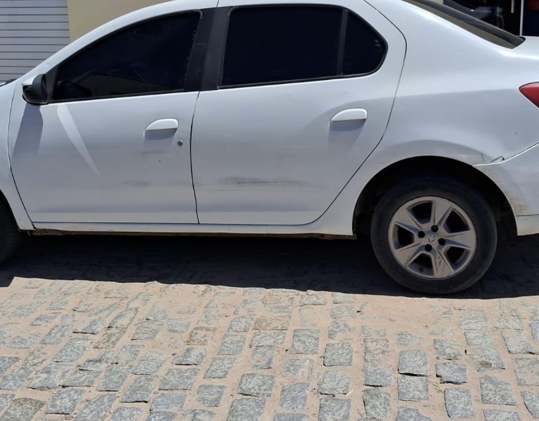 Homem é flagrado pela PM com carro roubado, em Queimadas