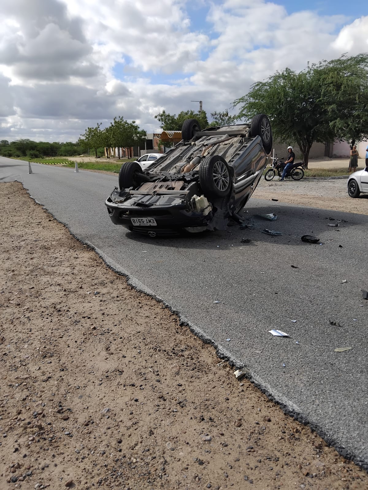 Enfermeira sofre acidente envolvendo três carros na BA-120