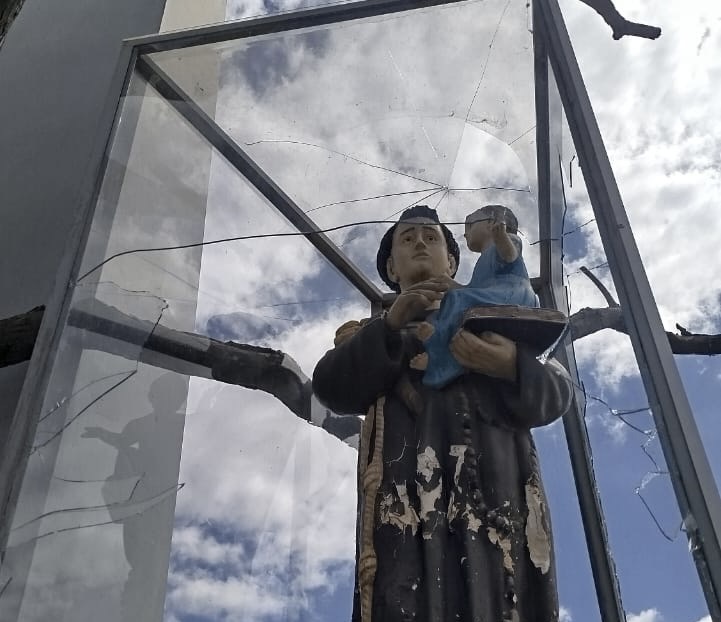 Monumento de Santo Antônio é apedrejado, em Queimadas