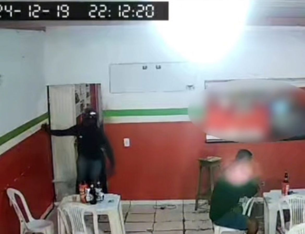 Vídeo mostra momento em que jovem é morto dentro de bar em Queimadas; assista