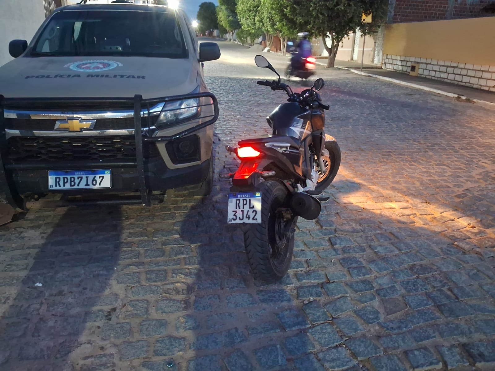 Golaço da PM! Mulher de 30 anos é presa com moto roubada, em Queimadas