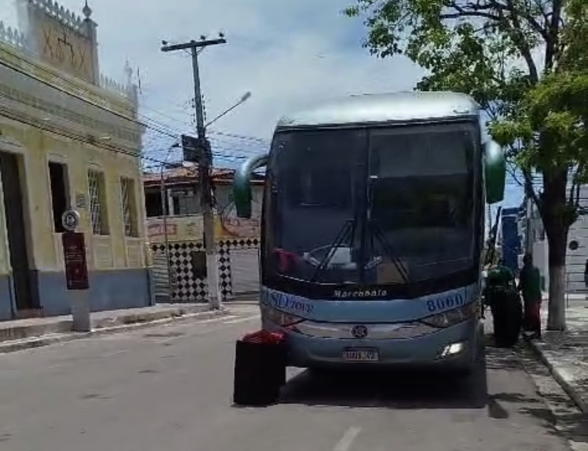 Homem tem celular de R$ 2800 furtado durante viagem entre São Paulo e Queimadas