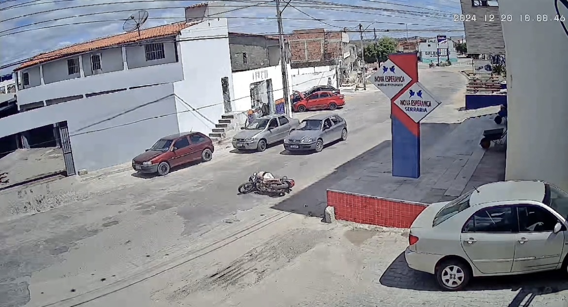 Idoso passa mal, sofre acidente de moto e SAMU demora, em Queimadas