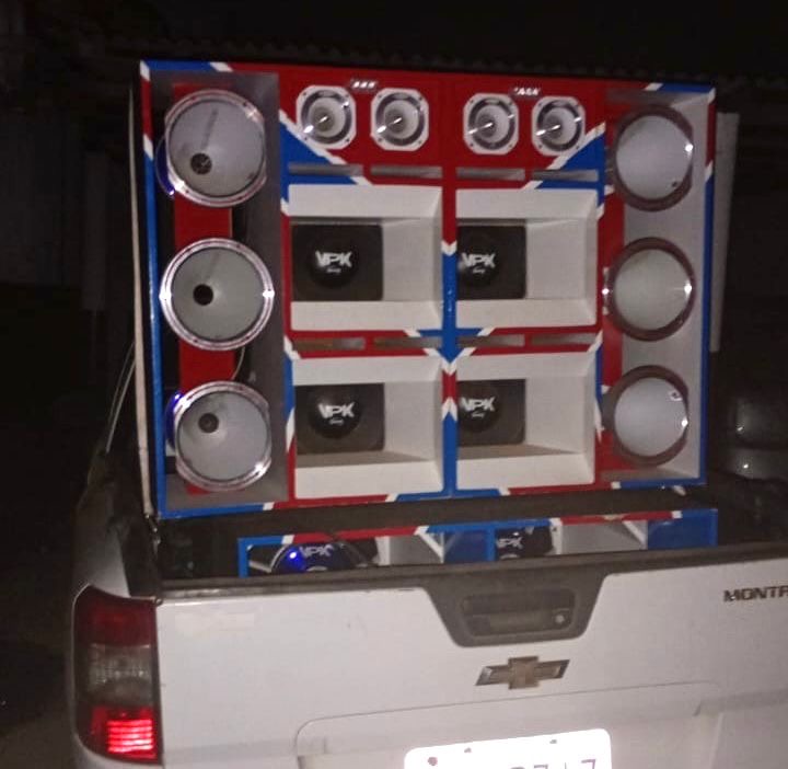 Carro com ‘paredão’ é apreendido em Queimadas