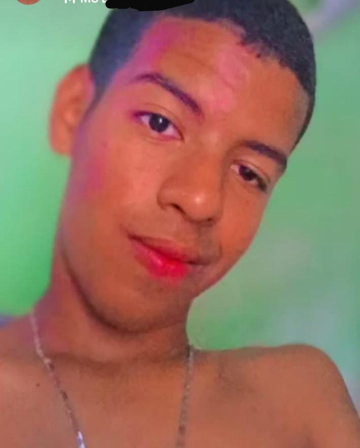 Com corte na cabeça, jovem de 18 anos sofre na fila da regulação em Queimadas