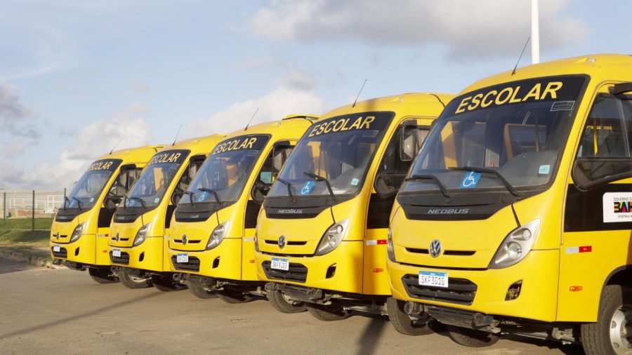 Prefeitos da região sisaleira recebem novos micro-ônibus do transporte escolar