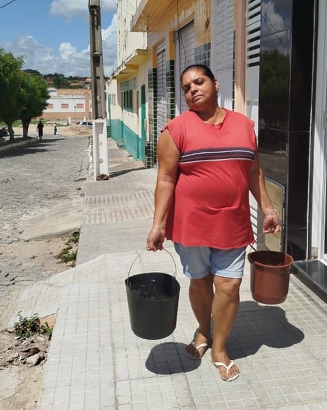 Moradores de Queimadas e Santaluz sofrem com falta de água após chuvas: ‘Quando vem a conta, não tem desconto’