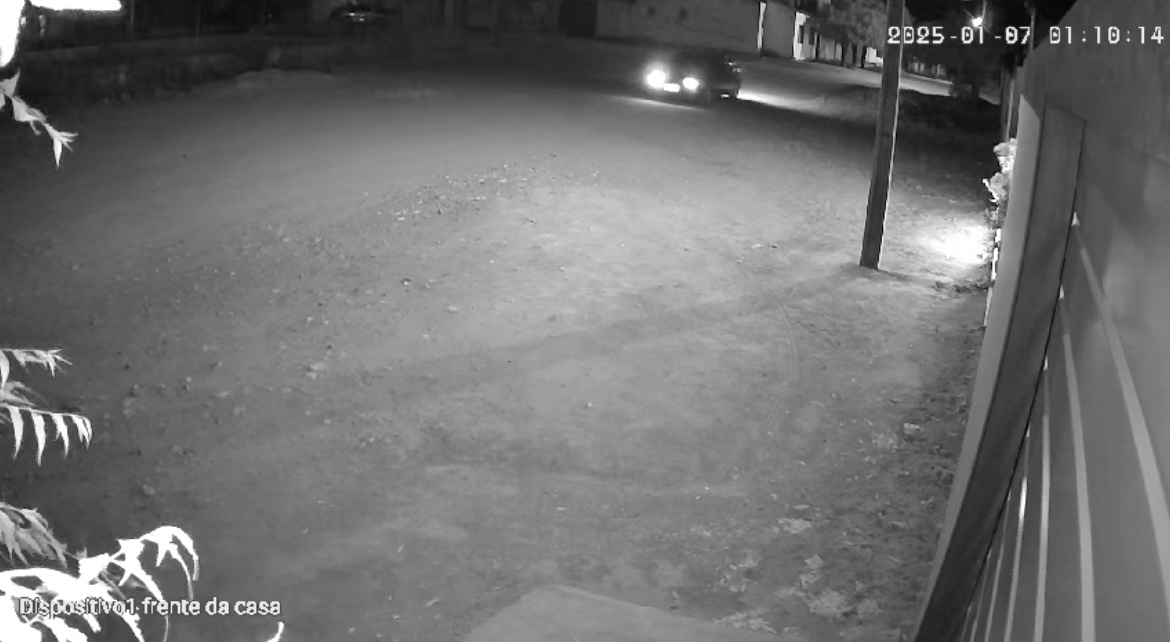 Moto é furtada em Queimadas; câmera flagra carro dos suspeitos