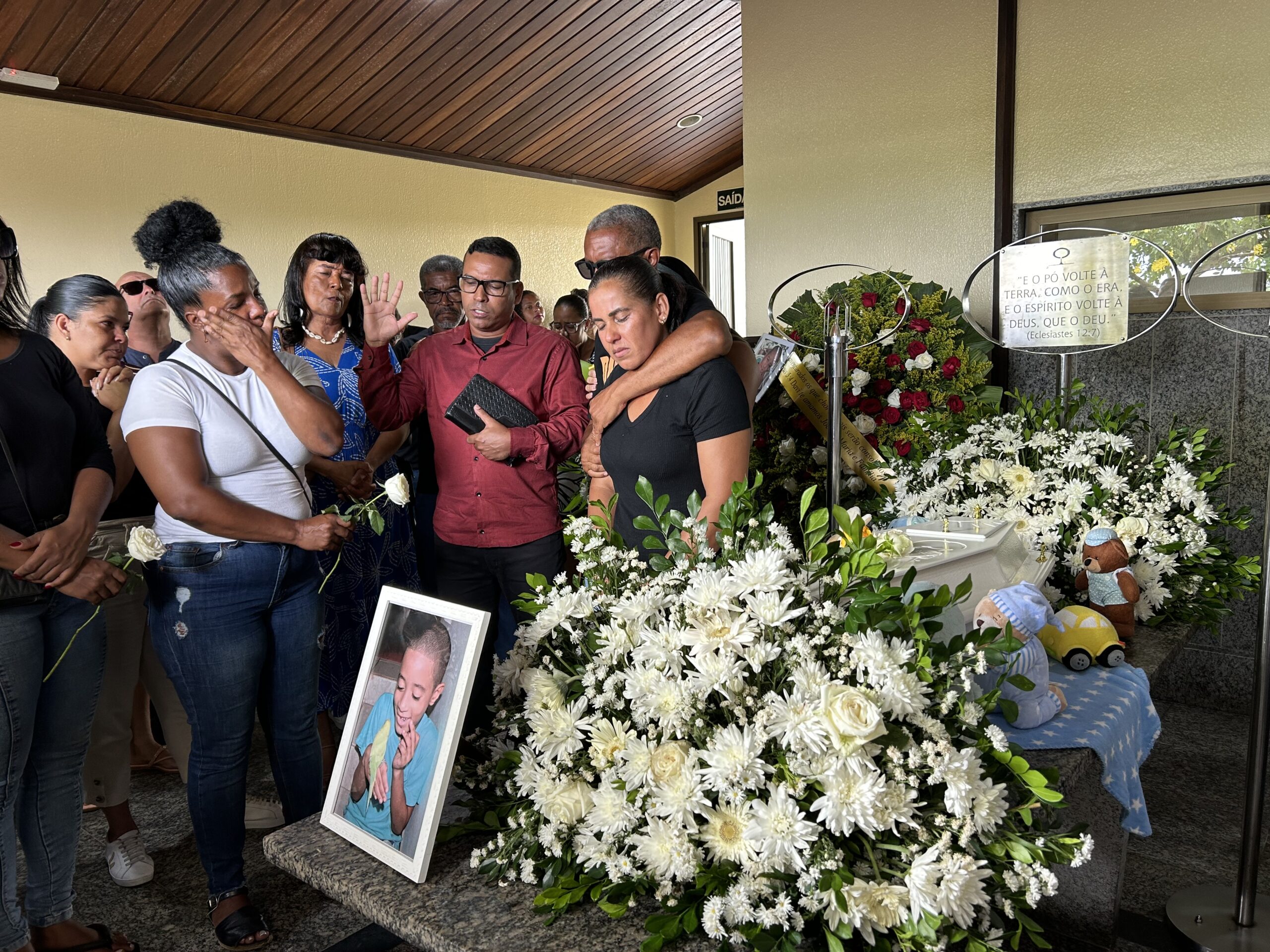 Caso Davi: ossada de menino sumido há três anos é enterrada; família pede justiça