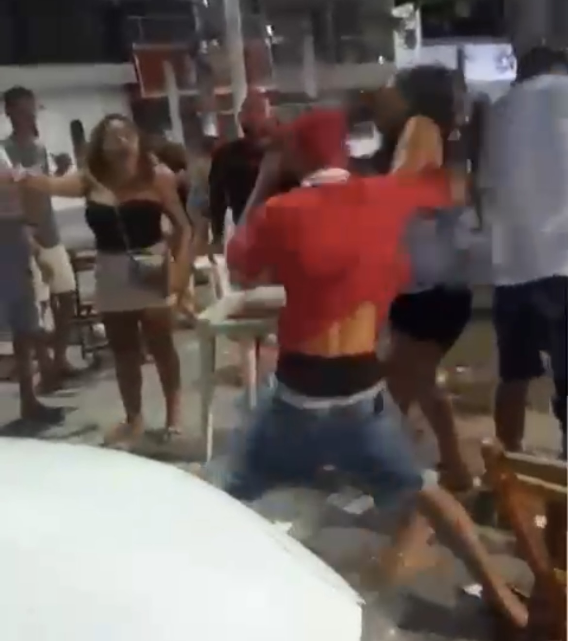Pau quebrou! Briga generalizada e agressão a mulheres em Santaluz; VÍDEOS