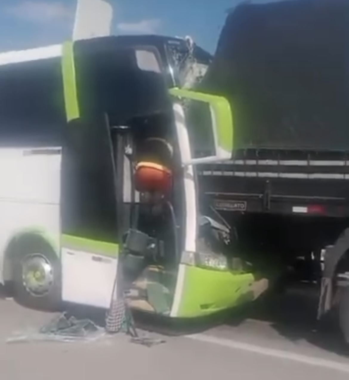 Um morre e 16 ficam feridos em acidente com ônibus que saiu de Queimadas