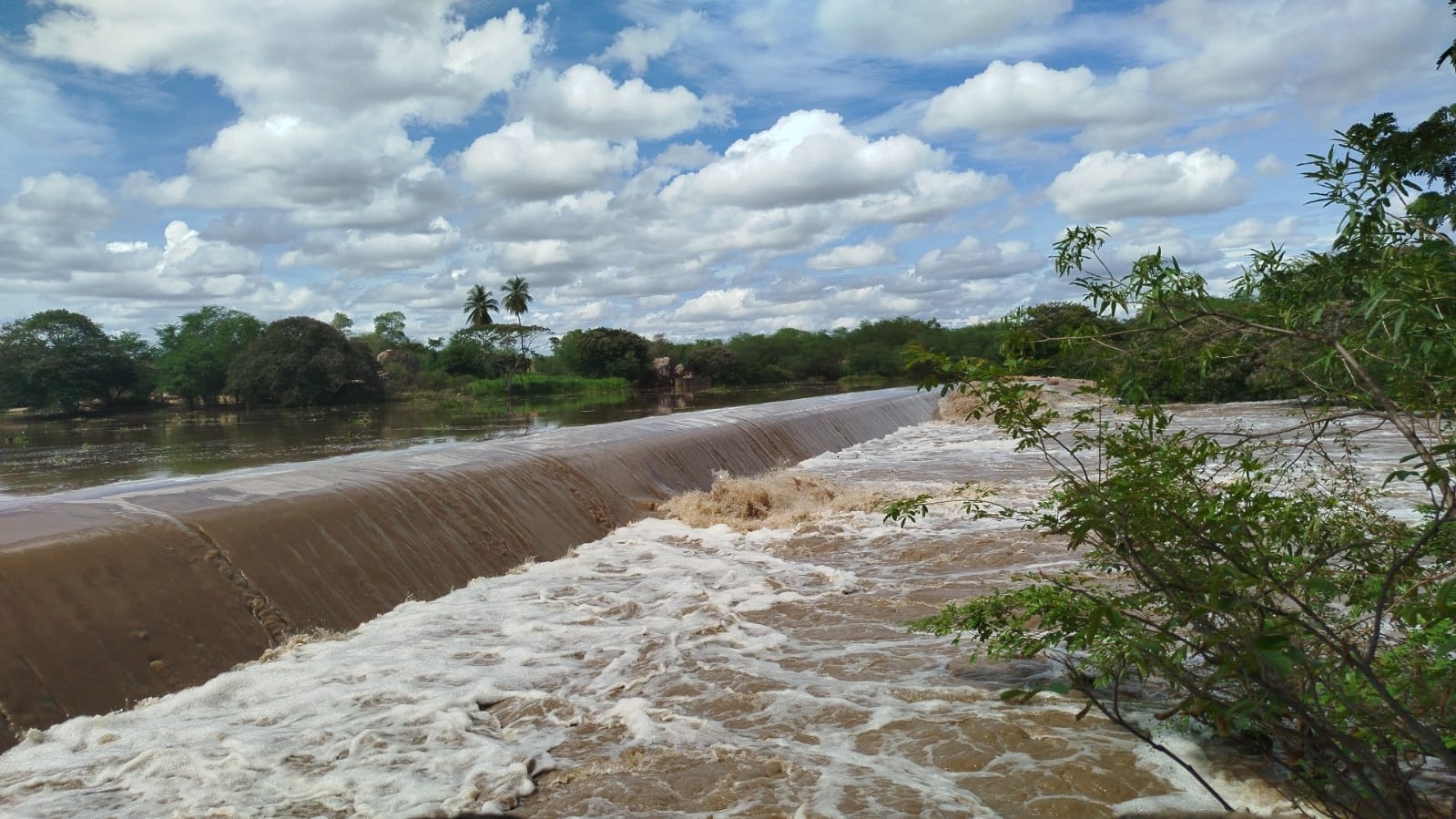 Veja vídeo: chuva muda cenário em Queimadas; Barragem da Leste transborda