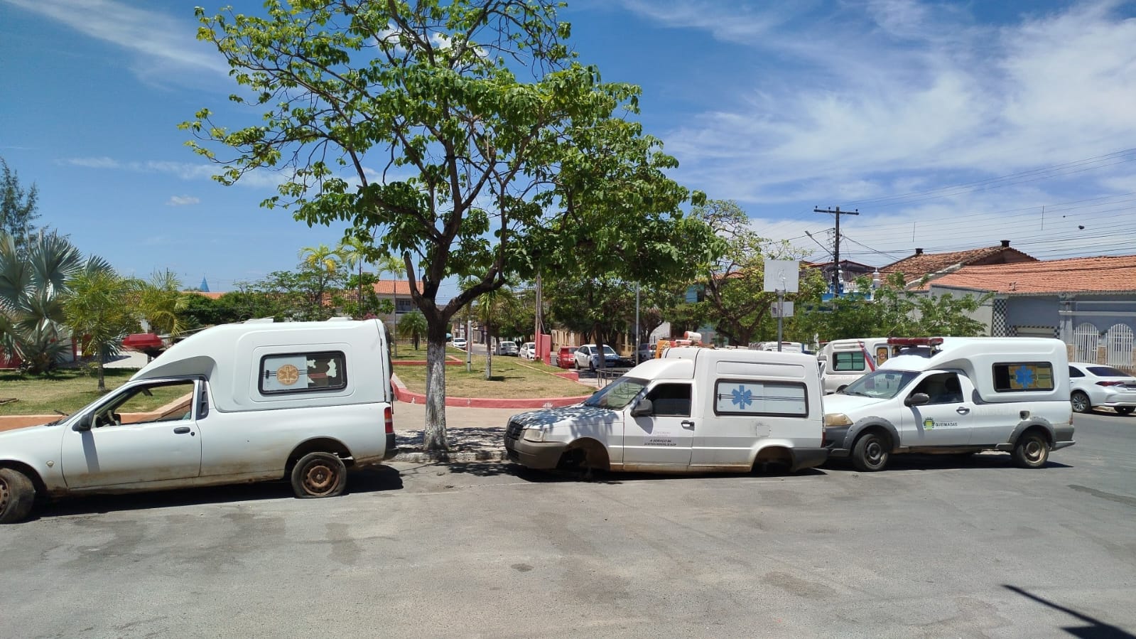 Carros e máquinas sucateados: nova Prefeitura de Queimadas faz exposição