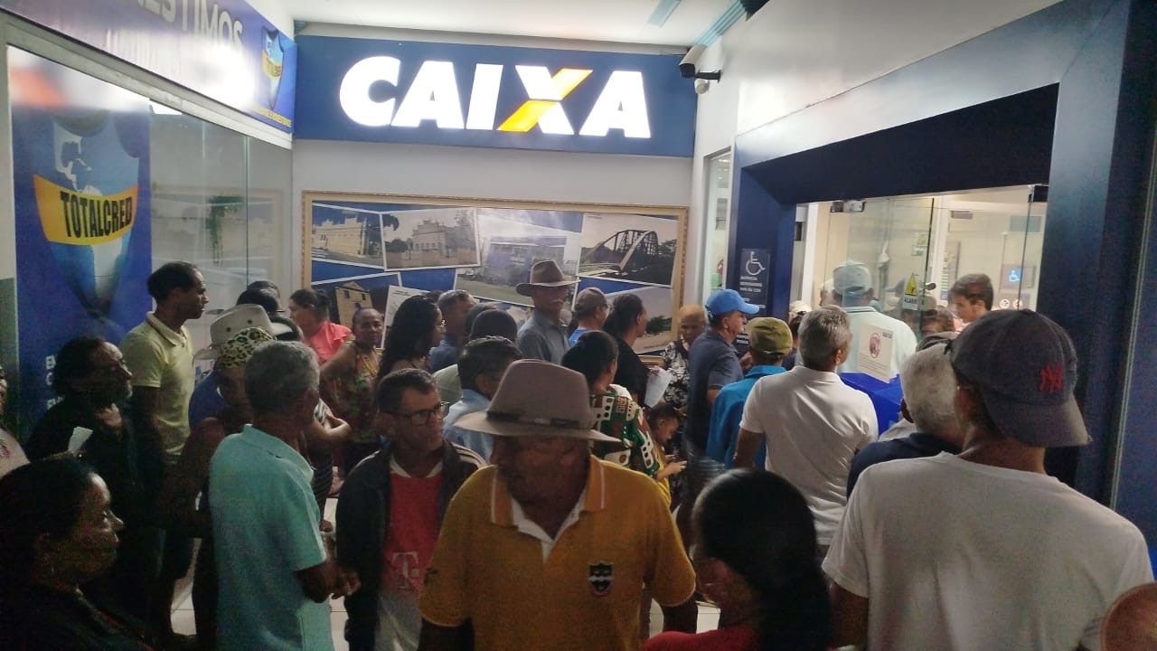 Caixa Econômica de Queimadas: fila, calor e reclamação
