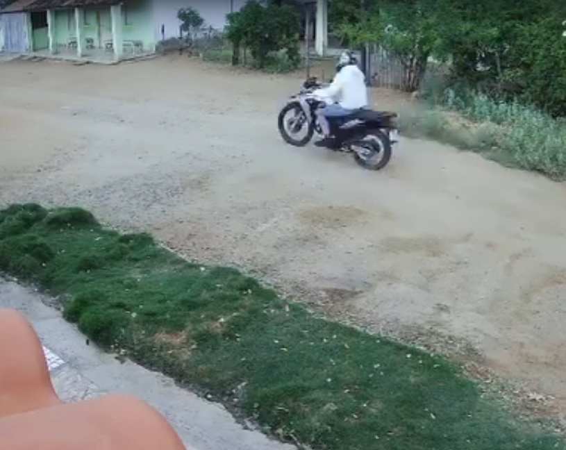 Terroristas: homens roubam moto e assaltam posto em Queimadas; assista
