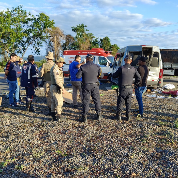 Sete morrem e oito ficam feridos após batida entre van e caminhão na BR-324, em Jacobina