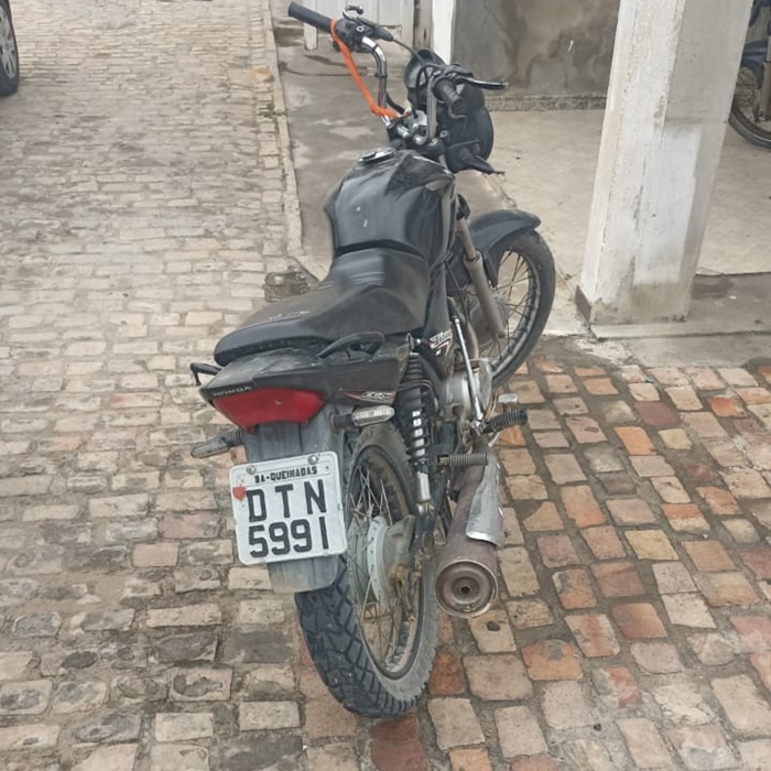 PM age rápido, prende um e recupera moto roubada no Japão, em Queimadas