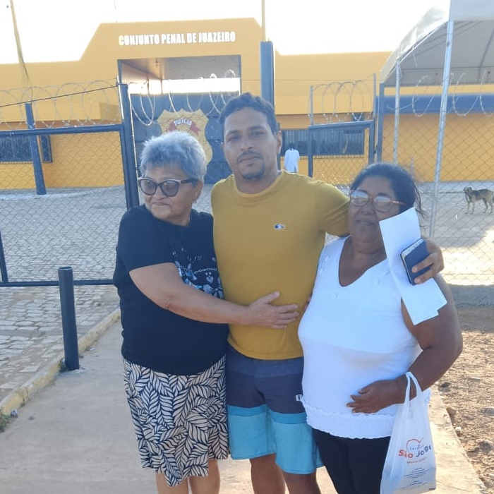 Acusado injustamente de estupro, homem deixa a prisão após um mês e é recebido com festa