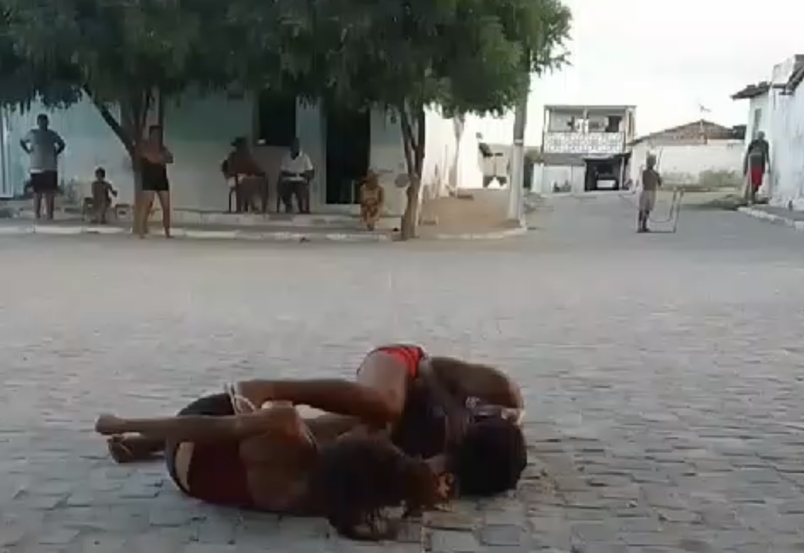 VÍDEO! Mulheres brigam após acusação de furto de dinheiro, em Queimadas