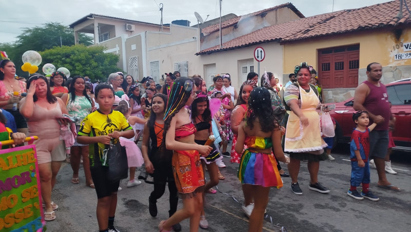 Crianças fazem desfile de Carnaval pelas ruas de Queimadas