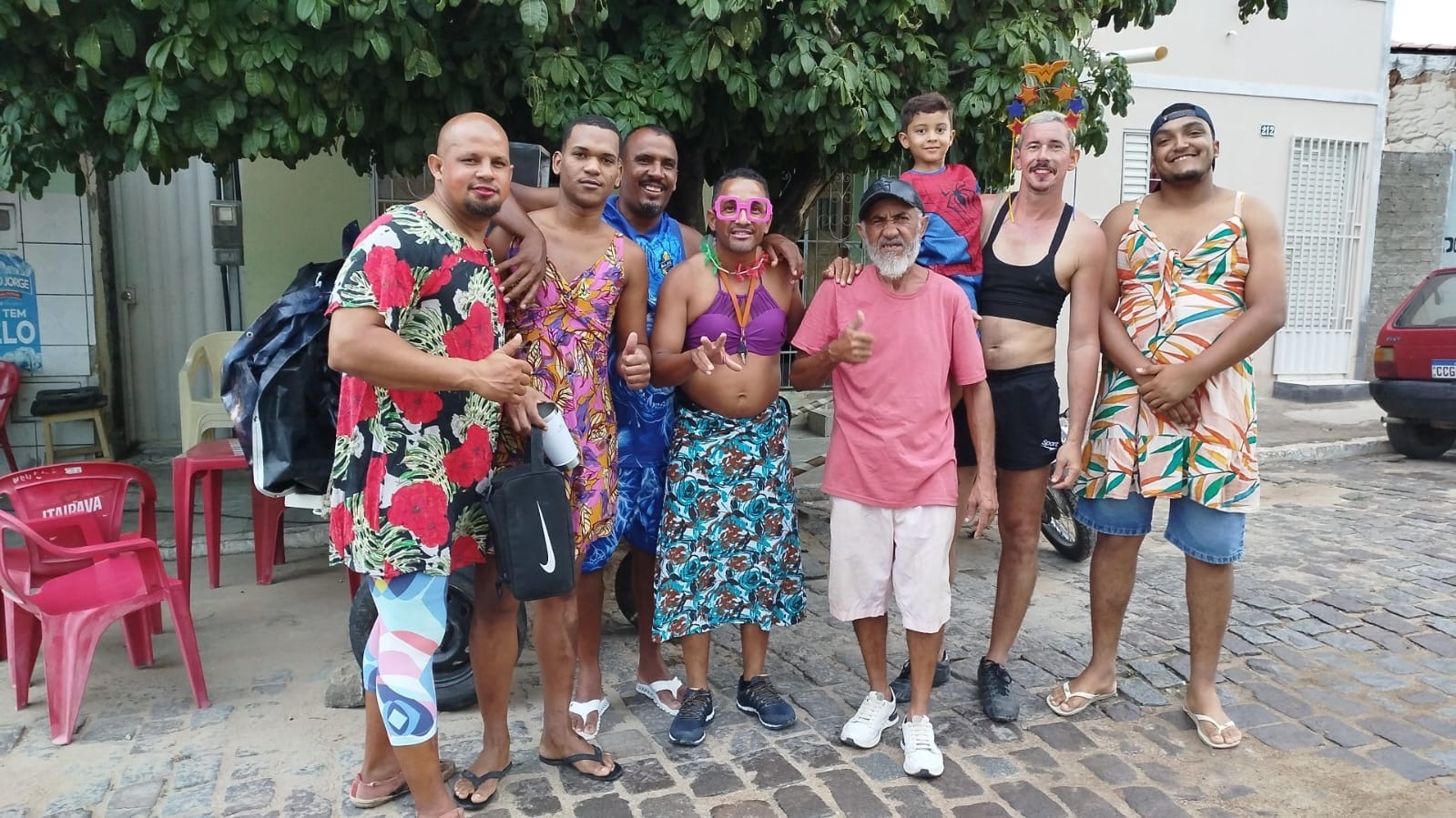 Bloco ‘Carroça Elétrica’ faz a festa pelas ruas de Queimadas