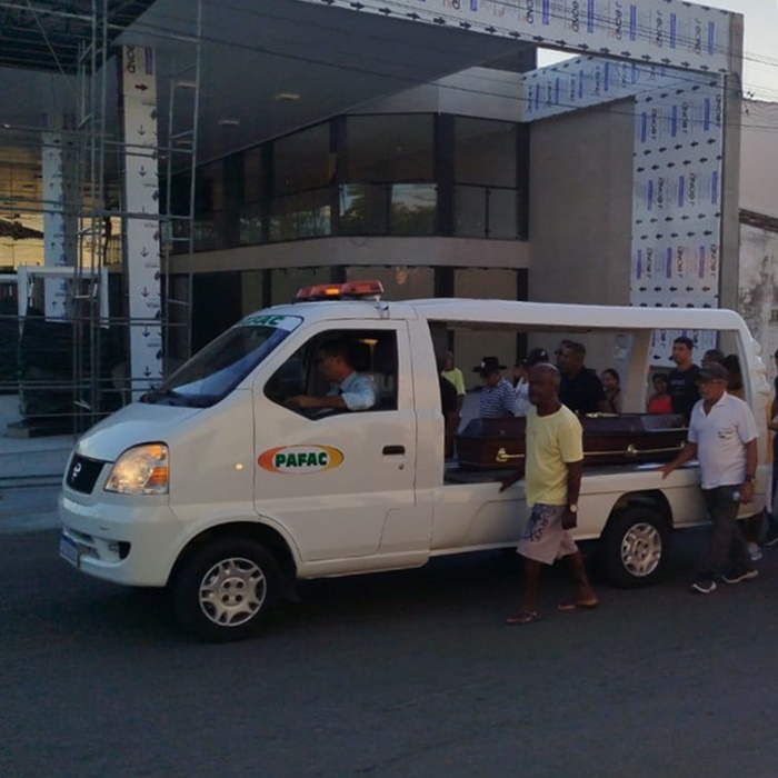 Sob forte comoção, corpo de Luiz Renato é enterrado em Queimadas; filho dele faz aniversário neste domingo